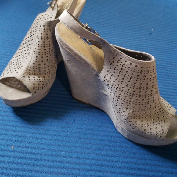 Elagant Wedges - Picture 2 of 4